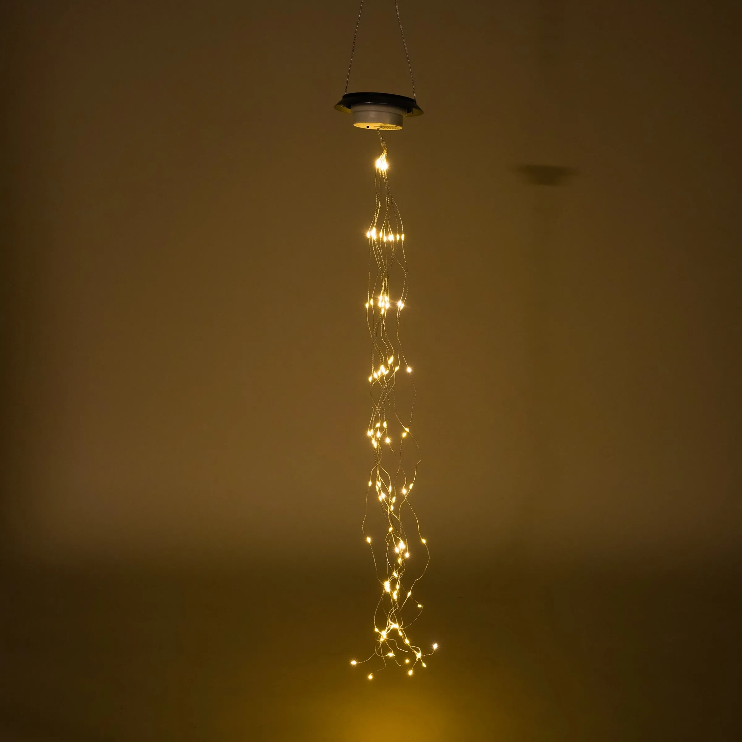 Hängendes Solar Lichterbündel Tamara mit 100 LEDs