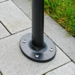 Moderne Sensor-Wegeleuchte mit beiseitigem Solarmodul