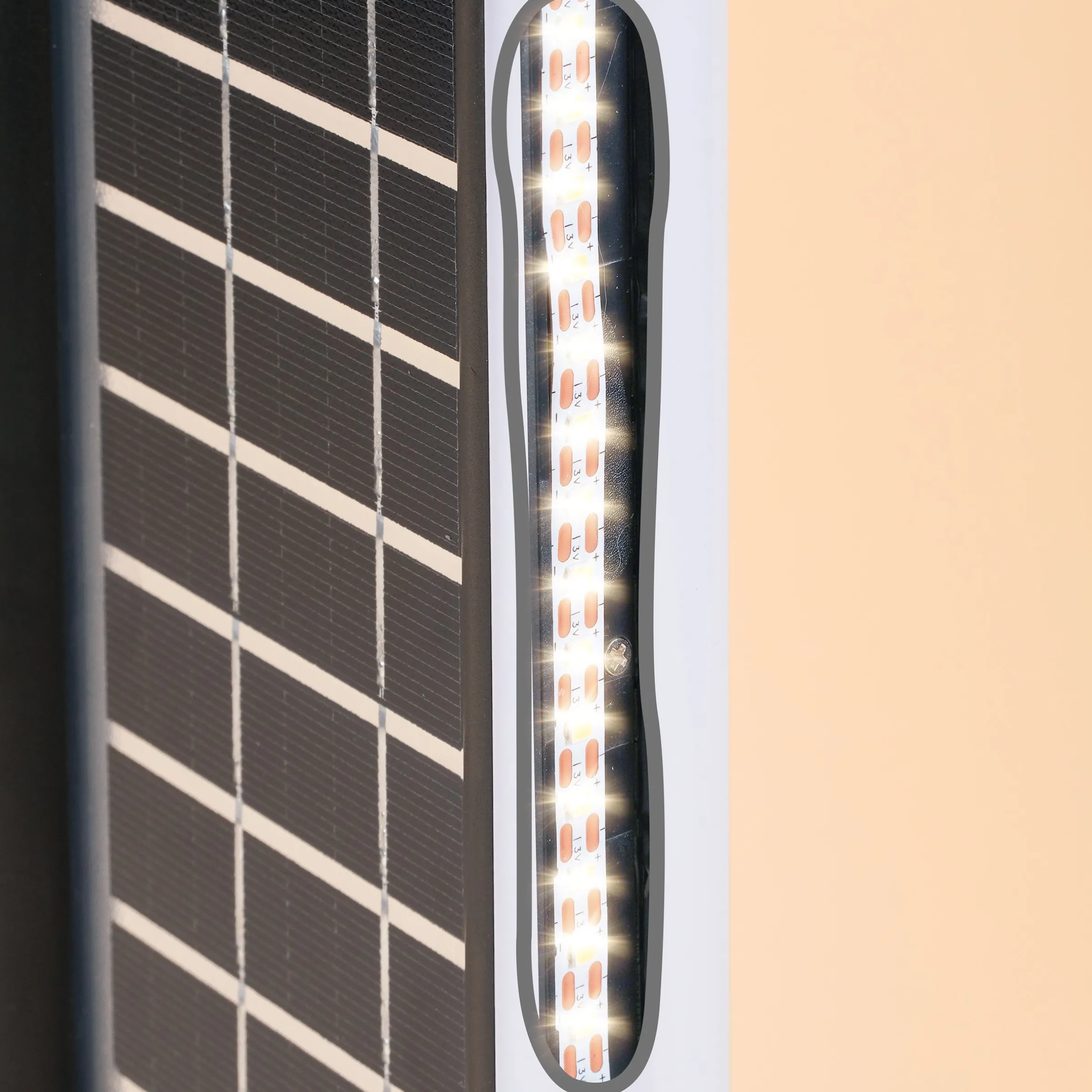 Moderne Sensor-Wegeleuchte mit beiseitigem Solarmodul