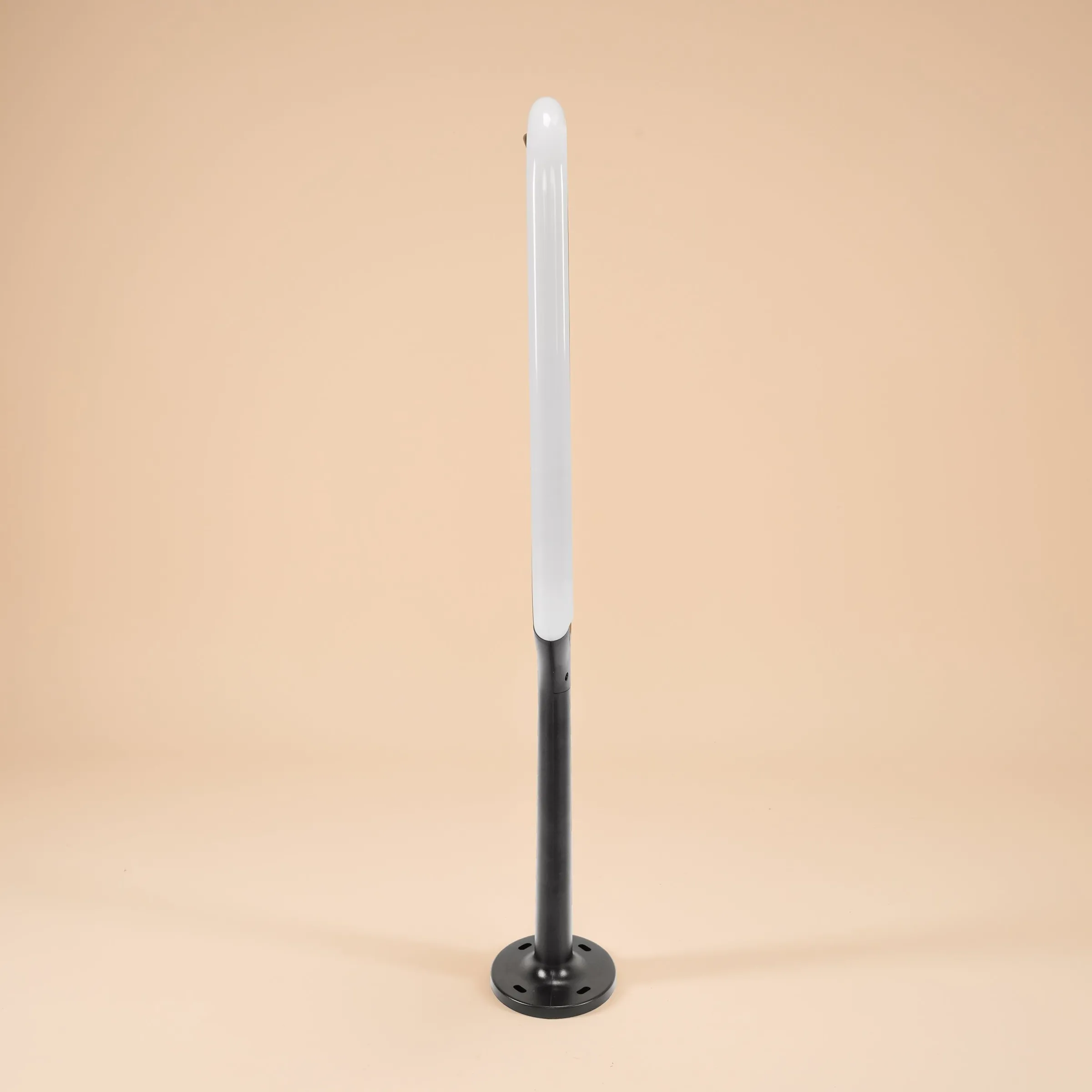 Moderne Sensor-Wegeleuchte mit beiseitigem Solarmodul