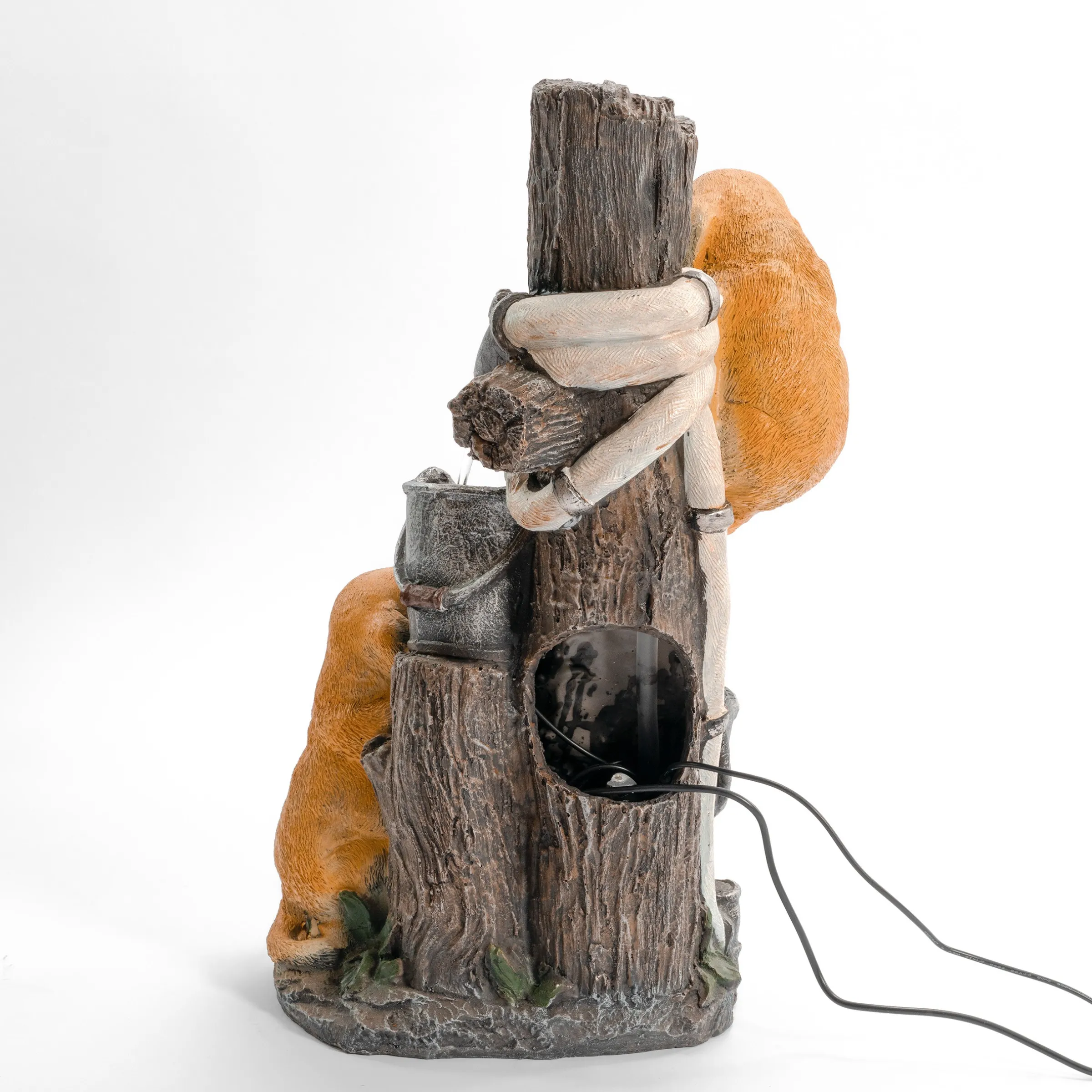Solarbrunnen Hundewelpen Milo und Buddy an beleuchteter Wasserquelle