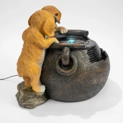 Solarbrunnen Hundewelpen Milo und Buddy am Brunnen mit LED Licht