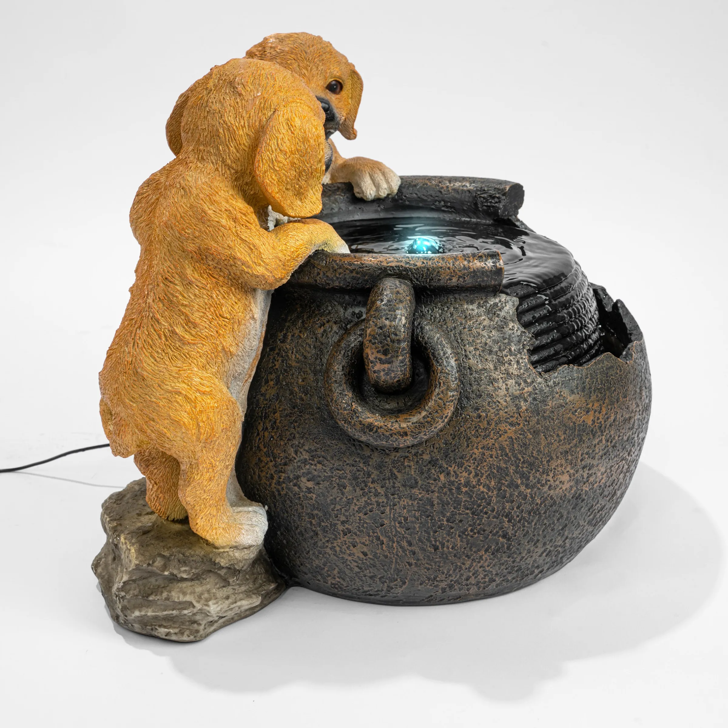 Solarbrunnen Hundewelpen Milo und Buddy am Brunnen mit LED Licht