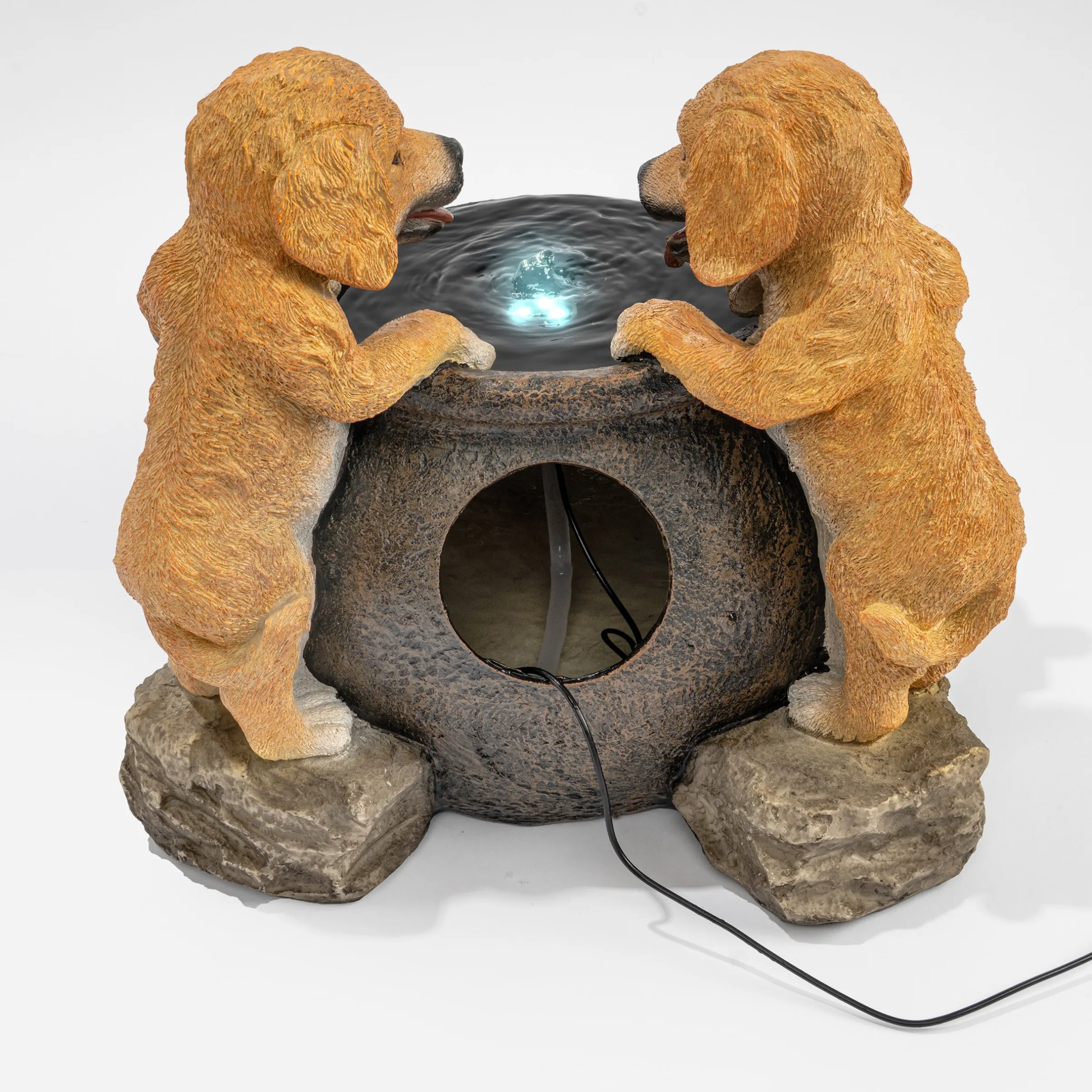 Solarbrunnen Hundewelpen Milo und Buddy am Brunnen mit LED Licht