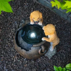 Solarbrunnen Hundewelpen Milo und Buddy am Brunnen mit LED Licht