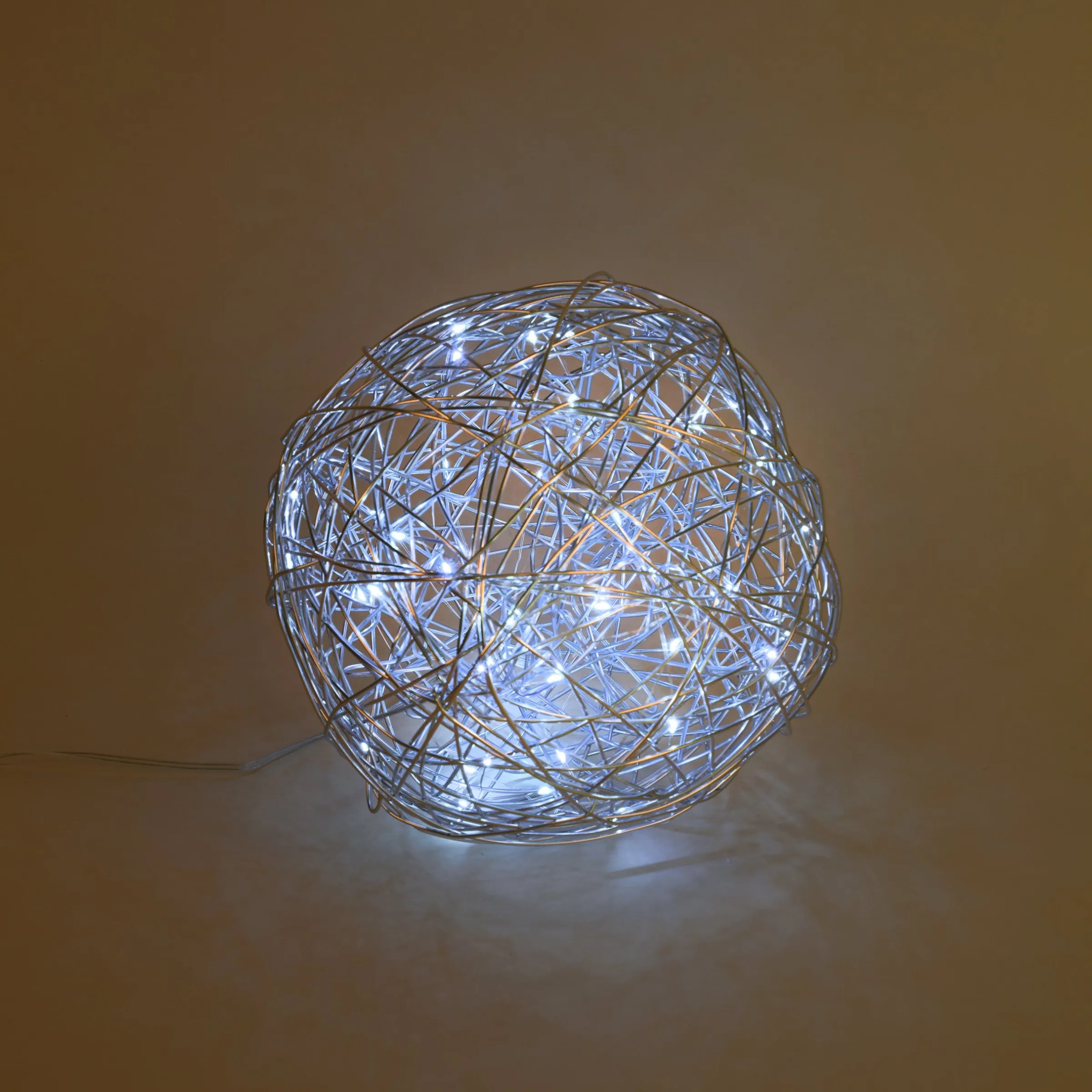 Solar Deko-Drahtkugel ⌀ 25 cm mit 50 kaltweißen LEDs