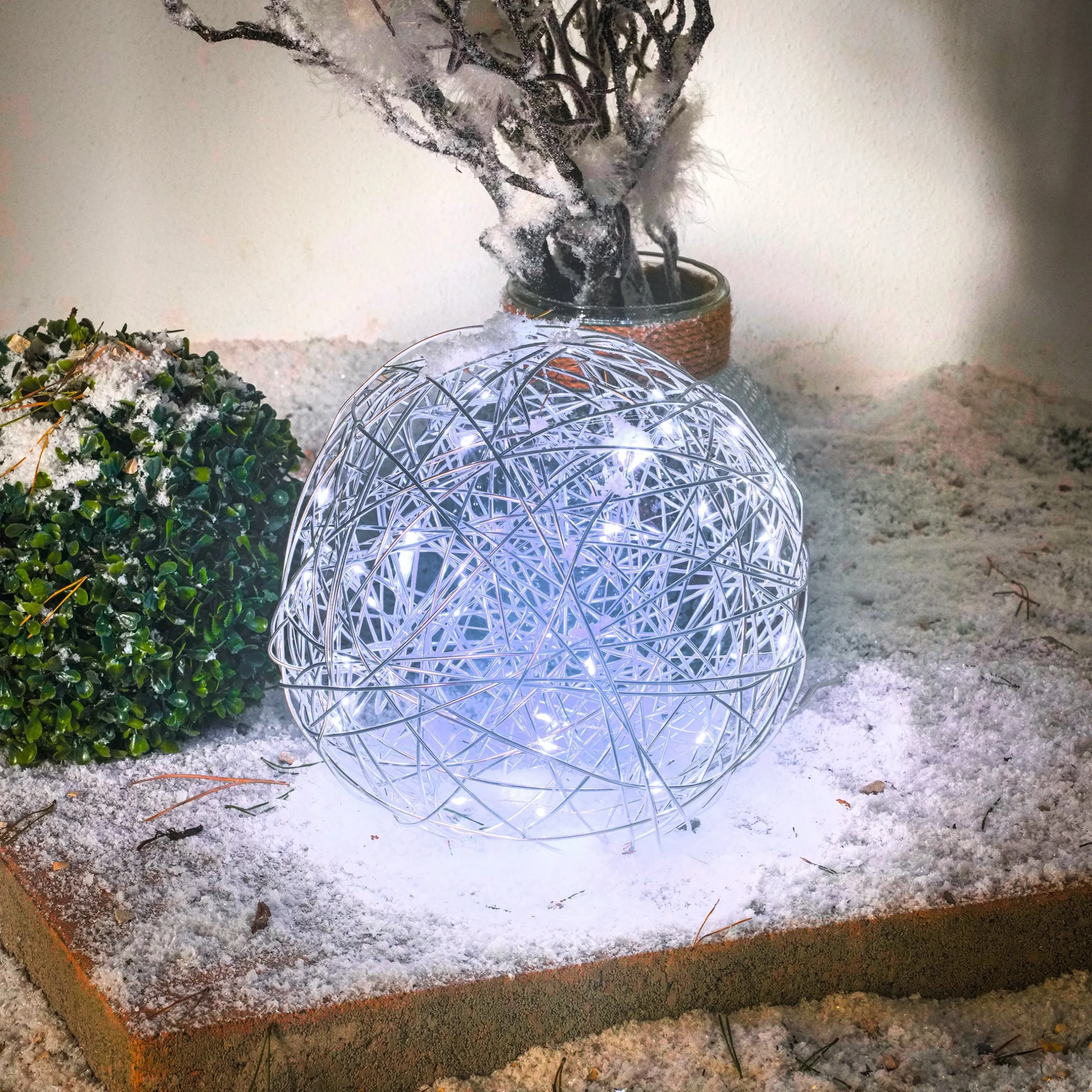 Solar Deko-Drahtkugel ⌀ 25 cm mit 50 kaltweißen LEDs
