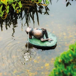 Solar Wasserspeier-Set Frosch seitlich liegend auf Seerose