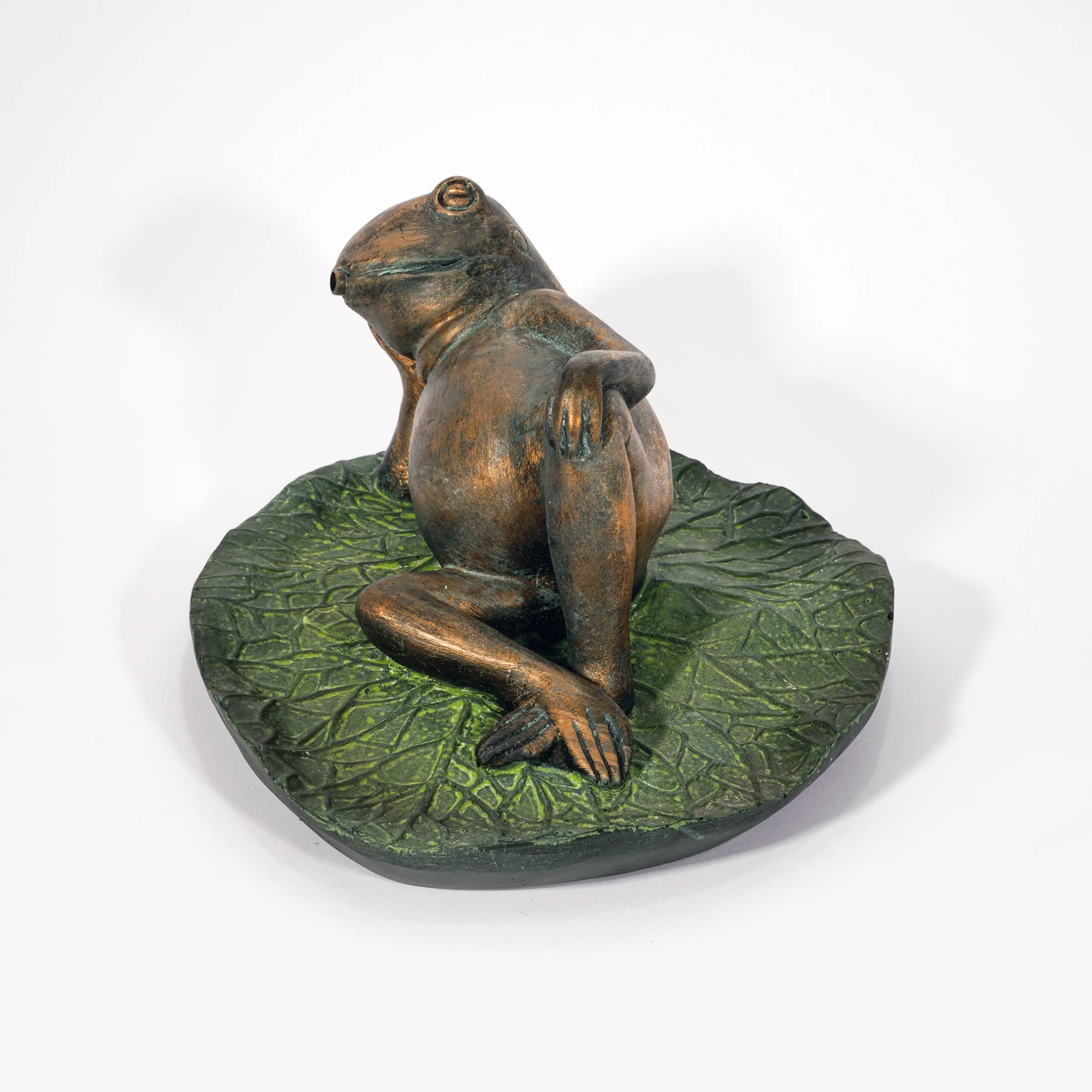 Wasserspeier-Figur Frosch seitlich liegend auf Seerose