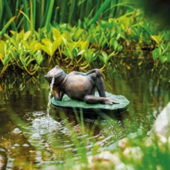 Wasserspeier-Figur Frosch seitlich liegend auf Seerose