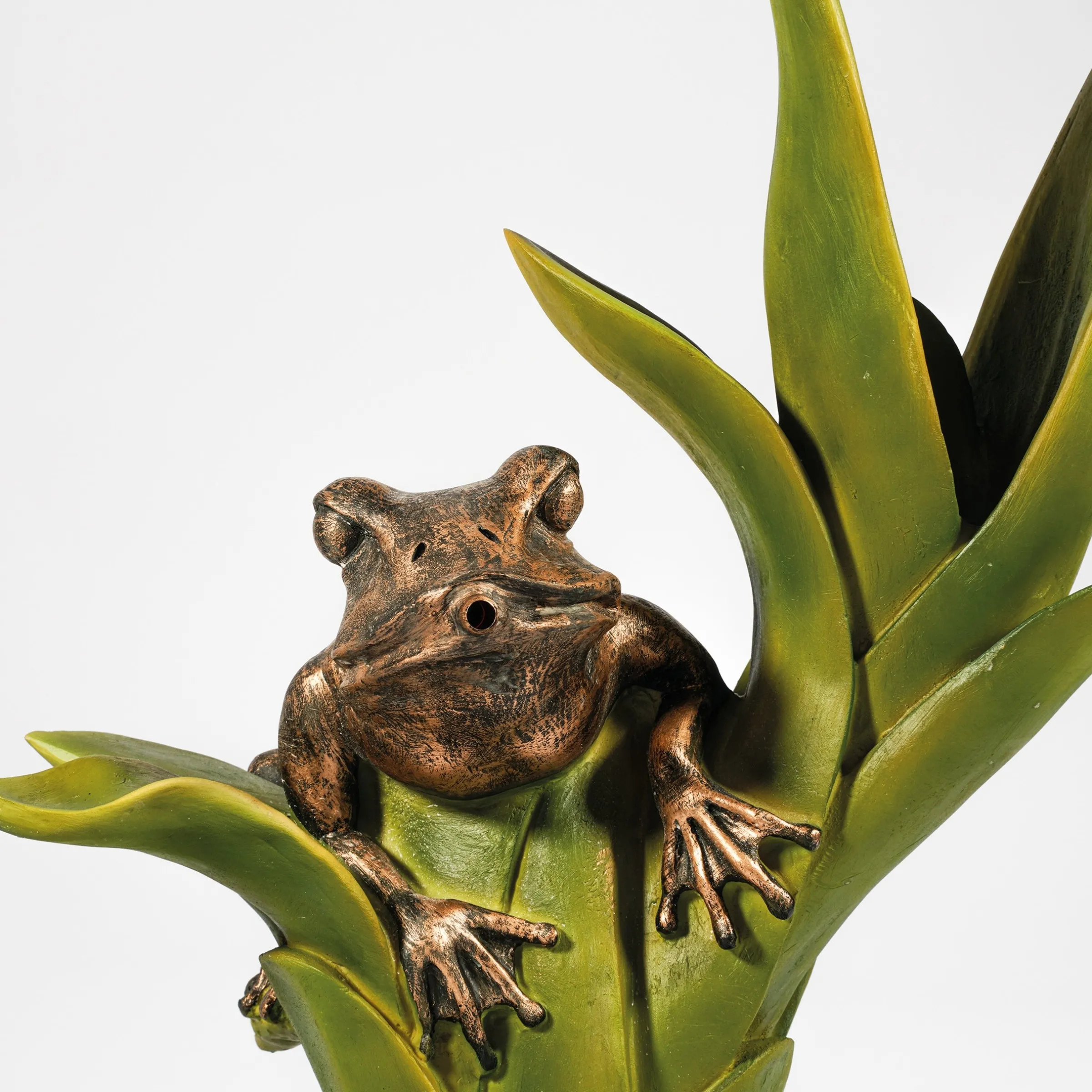 Wasserspeier-Figur Frosch sitzend auf Blättern