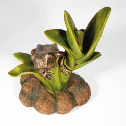 Wasserspeier-Figur Frosch sitzend auf Blättern