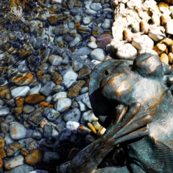Wasserspeier-Figur liegender Frosch